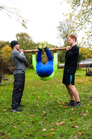 Hanging leg raise med makkere