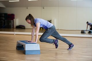 Mountainclimber på stepbænk