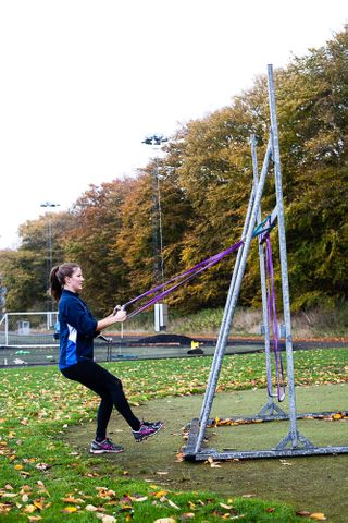 One-legged squat in TRX
