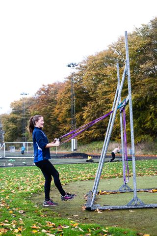 One-legged squat in TRX