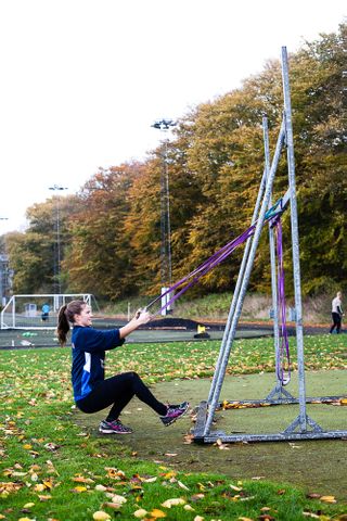 One-legged squat in TRX