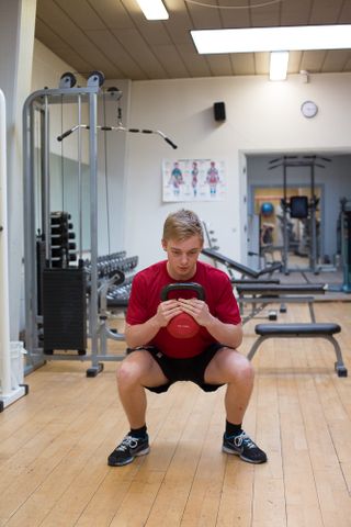 Goblet squat startposition