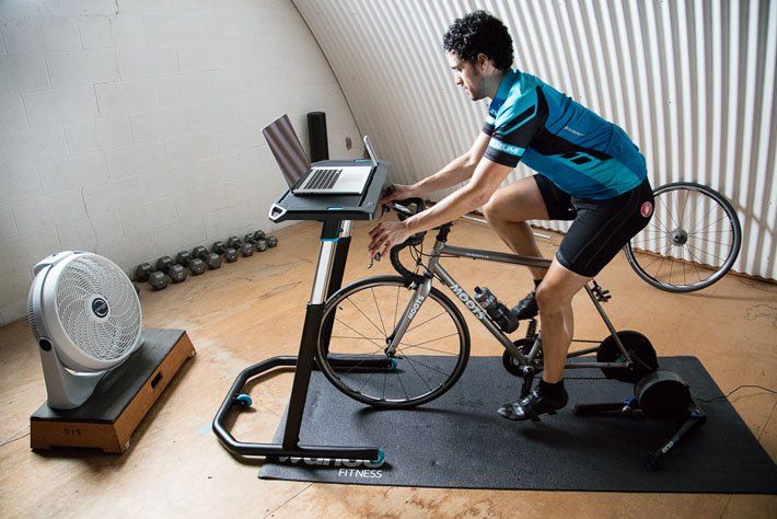 Typisk setup i Zwift med et Wahoo Bike Desk